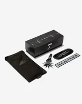 Gafas de sol unisex Hawkers modelo Minimal Max, de acetato negro con lentes rectangulares oscuras.