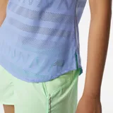 Remera deportiva New Balance Q Speed Jacquard para mujer, color lila con diseño geométrico calado. Confeccionada con tejido de punto jacquard y tecnología NB ICEx de secado rápido. Ajuste atlético, mangas cortas, bajo redondeado con aberturas laterales y logo reflectante.