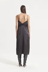 Vestido midi negro de viscosa con breteles finos, escote en V, puntillas en el escote y detalle de botones forrados en el delantero.