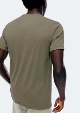 Camiseta de manga corta, cuello redondo y calce regular, color amarillo mostaza jaspeado.