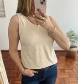 Musculosa color crema de algodón con escote en V y corte recto.