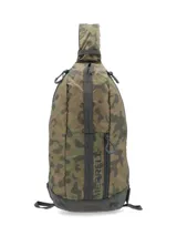 Mochila tipo sling con capacidad de 8 litros, panel trasero de espuma EVA, y correas ajustables para uso ambidiestro.