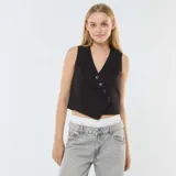 Chaleco negro de traje con escote en V y cierre asimétrico con botones.