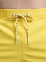 Short de baño verde oliva con cintura elástica ajustable con cordón, bolsillos laterales y un bolsillo trasero con ojal de drenaje.