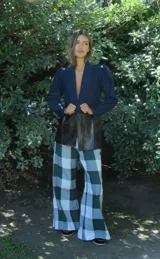 Pantalón color verde con estampado a cuadros, detalles en cuero y bolsillos grandes, diseño baggy y forrado.
