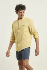 Camisa rosada de lino y algodón, con cuello mao, manga larga y bolsillo de parche en el pecho.