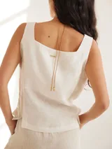 Musculosa color crema de lino con escote cuadrado y costadillos a contratono.