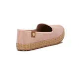 Zapatilla casual color arena, con diseño sencillo y suela trenzada.