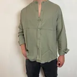 Camisa verde militar de manga larga con cuello mao y corte regular.