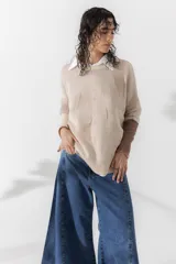 Sweater de punto calado color beige con apliques geométricos en marrón y mangas 3/4.