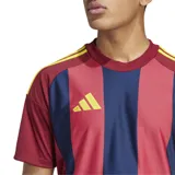 Camiseta de fútbol Adidas Striped 24, color burdeos con rayas verticales azul marino y detalles en amarillo.