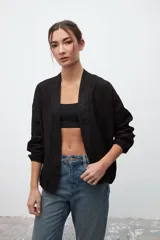 Kimono negro de lino con mangas 3/4 y corte holgado.