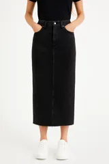 Falda midi de jean negro, corte recto, con tajo frontal y ruedo desflecado.