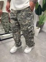 Pantalón cargo de corte holgado con estampado de camuflaje digital en tonos grises y beige.