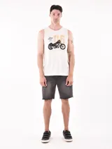 Musculosa gris con estampado de Nueva York en el frente.