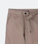 Pantalón jogger negro liso, con cintura elástica ajustable con cordón y bolsillos laterales.