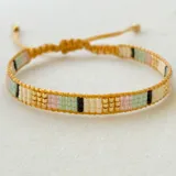 Pulsera tejida ajustable con cuentas MIYUKI en tonos de rosa, beige, dorado, verde y negro.