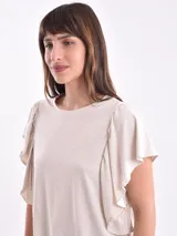Remera verde con mangas acampanadas y corte cropped, de tejido ligero.