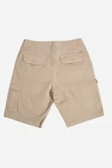 Bermuda cargo color beige para hombre, con logo en grifa metálica y pasa cinto.