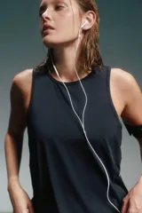 Musculosa deportiva negra con espalda deportiva y paneles de malla en los laterales.