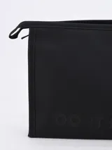 Necessaire de color verde oscuro, con cierre y frase impresa en la parte frontal.