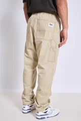 Pantalón de gabardina color beige, de corte recto y tiro medio.