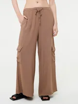 Pantalón recto de lino color tostado, con elástico en la pretina y bolsillos laterales estilo cargo.