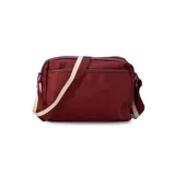 Bandolera color beige con correa de galón a tono, dos bolsillos frontales con cierre y uno dorsal. Su bolsillo principal incluye reparticiones internas.