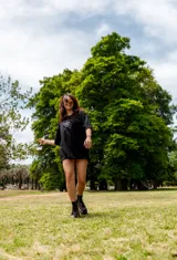 Remerón negro de corte holgado con estampa frontal con la frase "Tu intuición siempre sabe".