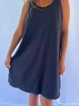 Vestido playero blanco de algodón con pespuntes azules, corte recto y sin mangas.