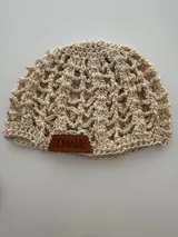 Gorro tipo mesh color beige, tejido a mano en hilo de seda viscosa.