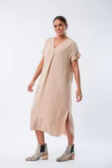 Vestido midi color beige, de corte recto, con escote en V y mangas cortas.