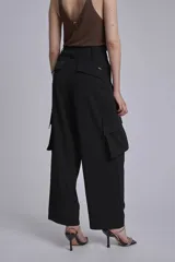 Pantalón cargo negro de corte ancho con bolsillos laterales grandes.