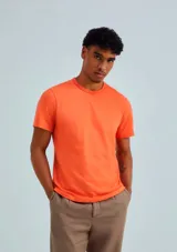 Remera negra de manga corta con corte ajustado.
