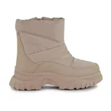 Bota corta negra de caña media, con plataforma track y exterior acolchado.