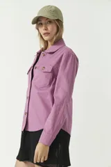 Sobrecamisa color beige de algodón con cuello camisero, cierre frontal con botones a tono y bolsillos tipo parche con solapa abotonada en el pecho. Corte recto y mangas largas con puños abotonados.