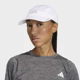 Gorro de running Adidas de 4 paneles, color blanco, confeccionado en malla ligera y transpirable con tecnología Climacool. Presenta un logotipo reflectante de adidas en el frente y visera curvada.