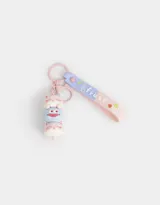 Llavero con dije de animalitos apilados y tira de silicona con la palabra "Fruit" estampada.
