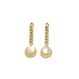 Aros colgantes dorados con cadena de eslabones, dije circular texturado y aplique de nácar.
