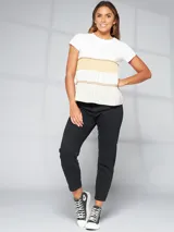 Pantalón mom fit en color negro, con corte cómodo y lavado clásico.
