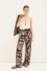 Pantalón de seda con viscosa, estampado con motivos geométricos en tonos marrones, beige y rojo. De calce recto y fluido, con cintura elastizada.