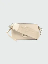 Cartera bandolera Marc Jacobs modelo The Snapshot DTM, color beige con correa ancha con el logo de la marca en relieve.