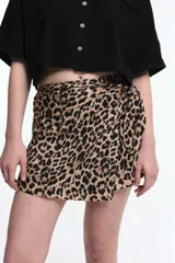 Short de viscosa con estampado animal print de cebra, con detalle de nudo en la cintura.