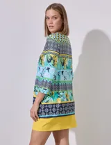 Blusa de seda fría estampada en tonos verdes, con escote en V bordado y mangas tres cuartos.