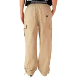 Pantalón cargo de hombre color beige, de corte holgado y tiro medio, con cintura elástica ajustable con cordón y bolsillos cargo laterales.