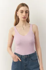 Top blanco de morley, sin mangas y con escote en V.