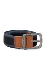 Cinturón casual negro de tela canvas con hebilla metálica plateada y detalles en cuero sintético negro.