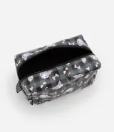 Neceser rectangular mediano con cierre de cremallera, estampado a cuadros grises y negros con diseño de Kuromi, moños, corazones y cerezas.