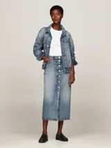 Falda midi de denim celeste con botones frontales y corte recto.