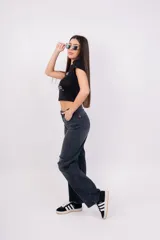 Pantalón de jean gris oscuro de corte recto con roturas en las rodillas.